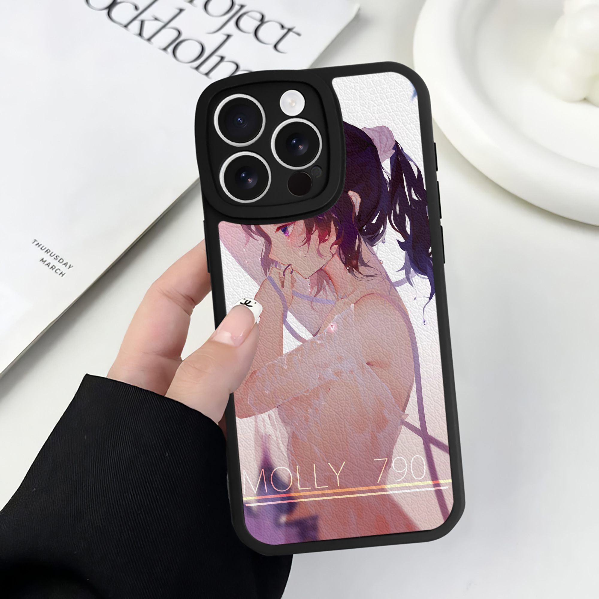 （画像用） 鬼滅の刃（きめつのやいば）蟲柱-胡蝶 しのぶ／こちょう しのぶ Kochou Shinobu 【iPhone 16シリーズ対応】シリコンスマホケース（レザー調） 材質：シリコン